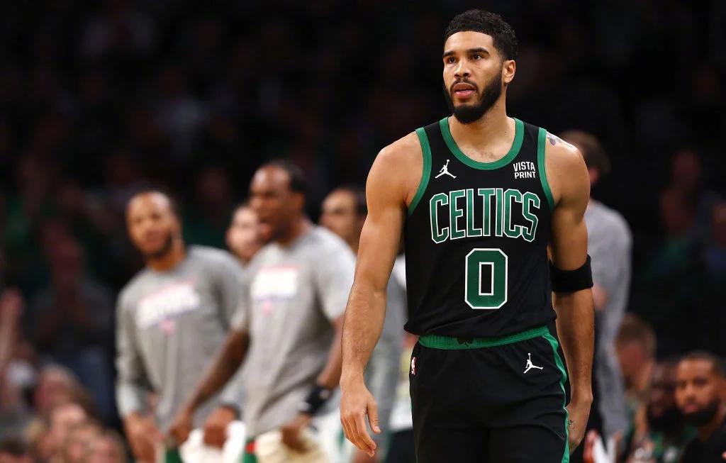 九游体育平台塔图姆迎来七赛季出色发挥，日本队观众热烈欢呼！