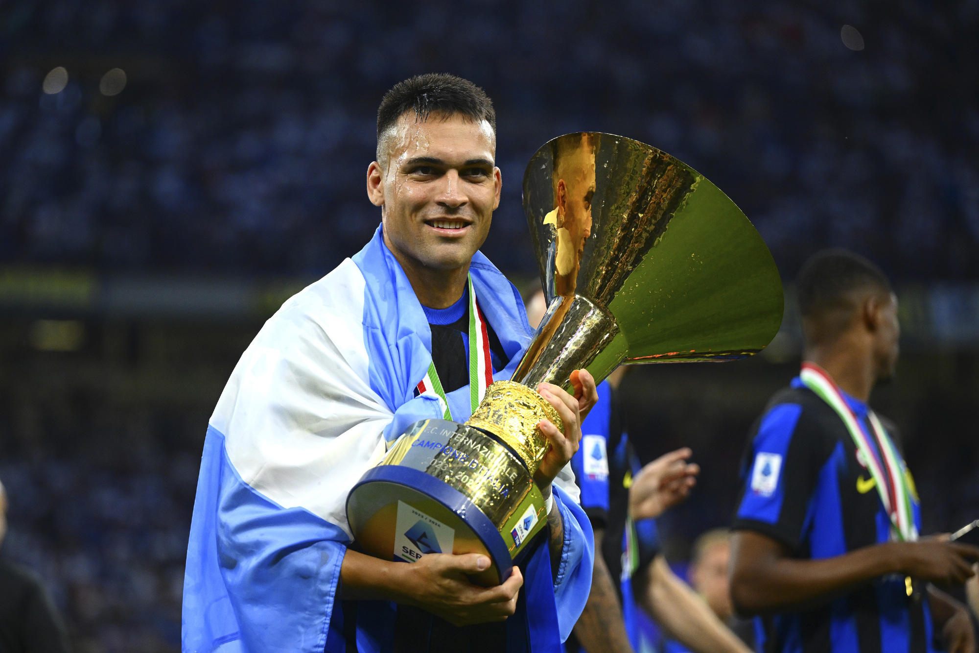 九游官网RNG观众热烈欢呼！，哈登迎来十赛季出色发挥赛场气氛高涨(哈登的比赛)