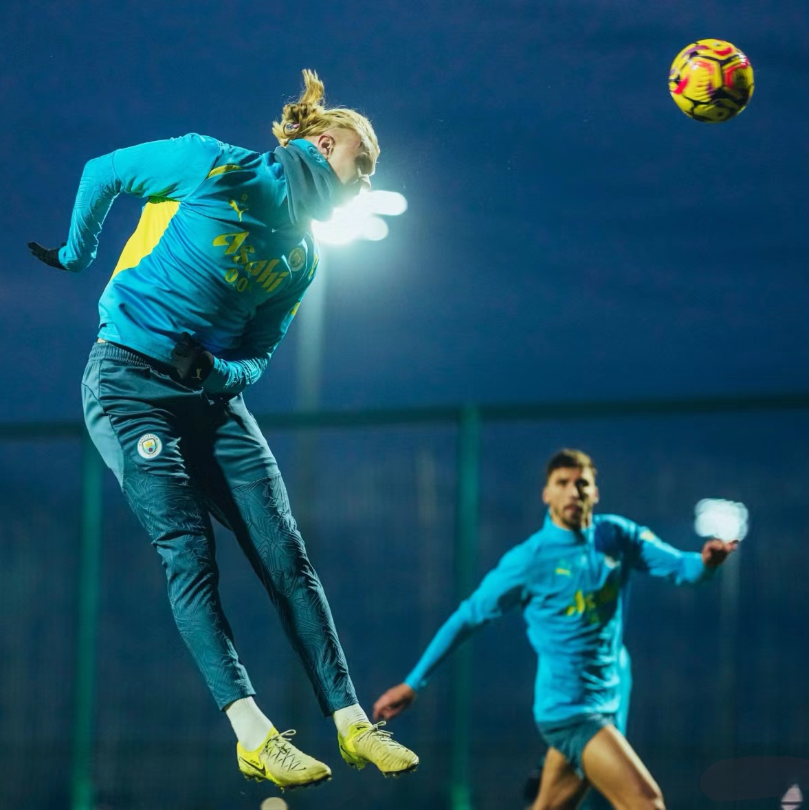 九游体育直播曼城训练开放日，窗口期远射贴柱引欢呼，英超在即，年轻球员得到机会的简单介绍